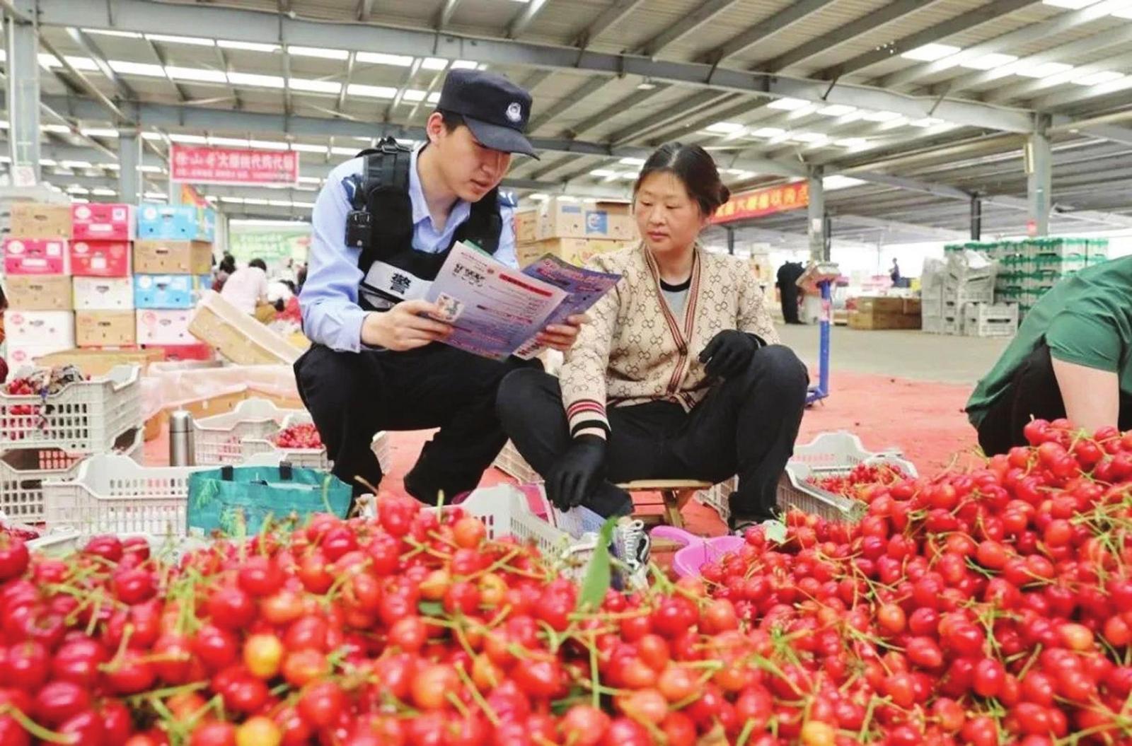 图片新闻|“警察蓝” 守护 “樱桃红”