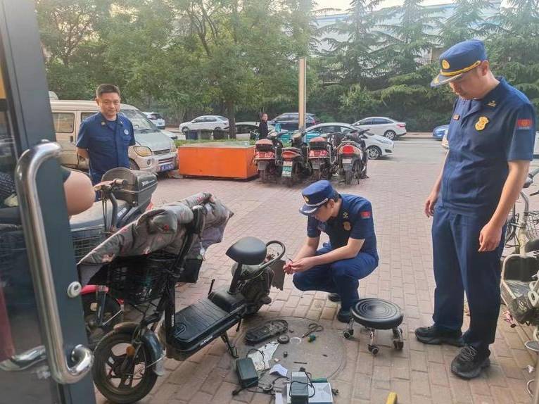 现场清理888辆 烟台开展电动自行车安全隐患集中夜查行动