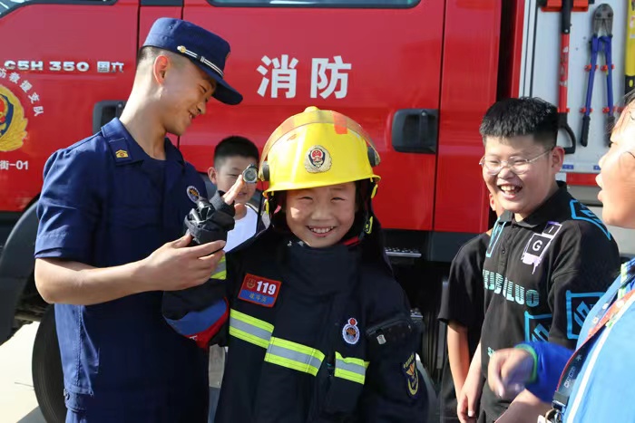 消防车开进乡镇学校 留守儿童别样过“六一”