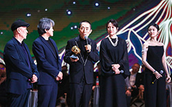 《2024中国电影导演之夜》在烟台举行 现场揭晓十项年度荣誉名单