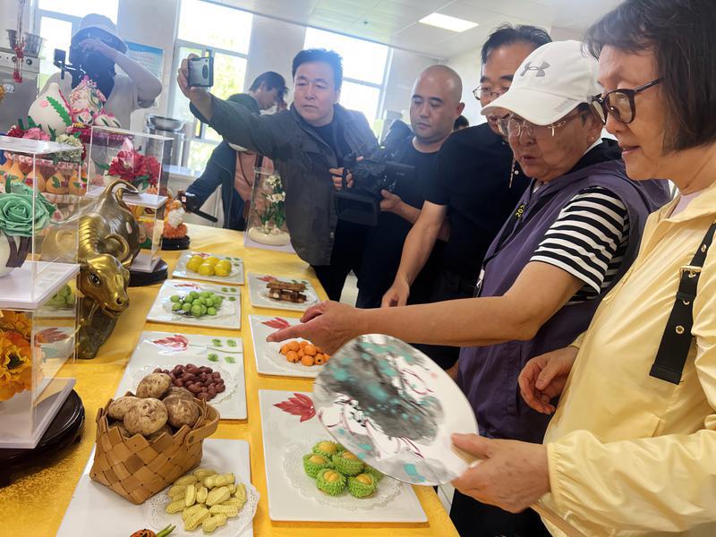 “中国电影导演之夜”采风团开启“游养马岛品正宗鲁菜山海之旅”
