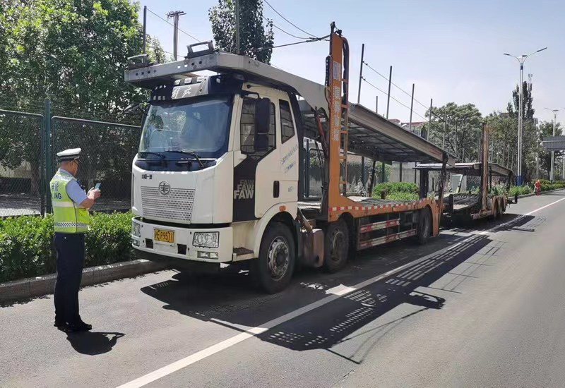 全力整治大货车违停 烟台港航交警大队在行动
