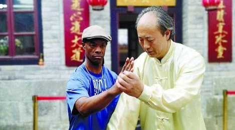 美国名“舞”拜师烟台螳螂拳