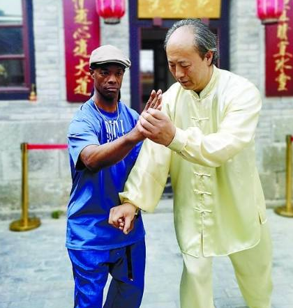 美国名“舞”拜师烟台螳螂拳