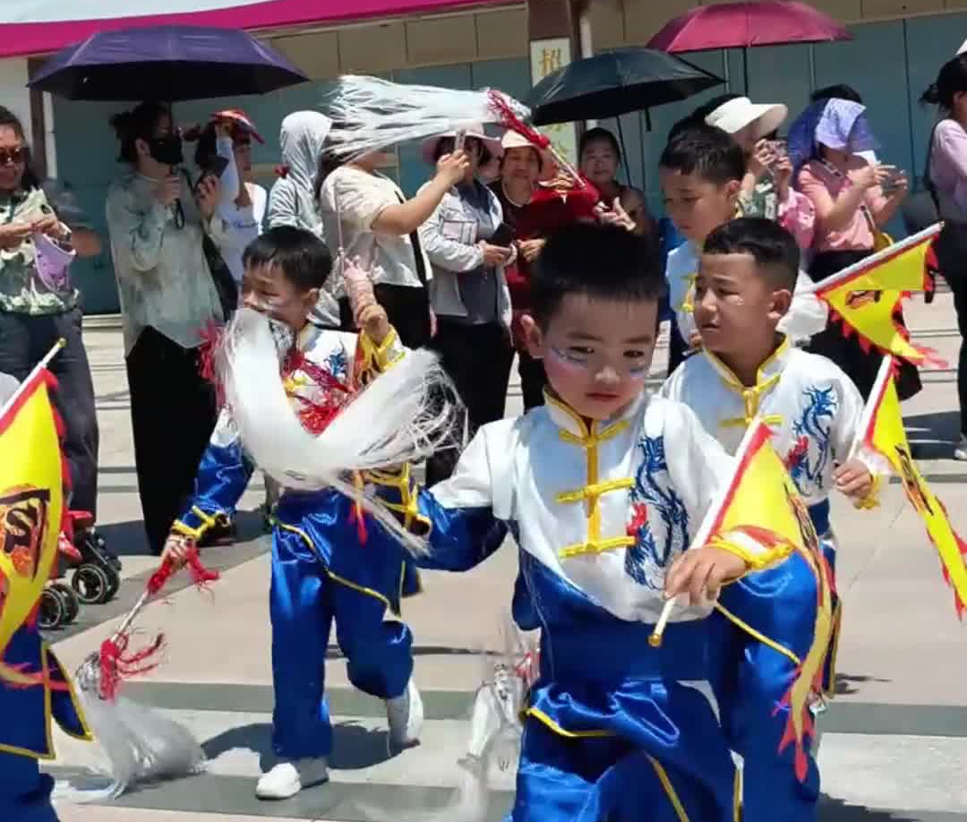 5岁萌娃爱上海阳大秧歌 网友：传承就是从小的耳濡目染
