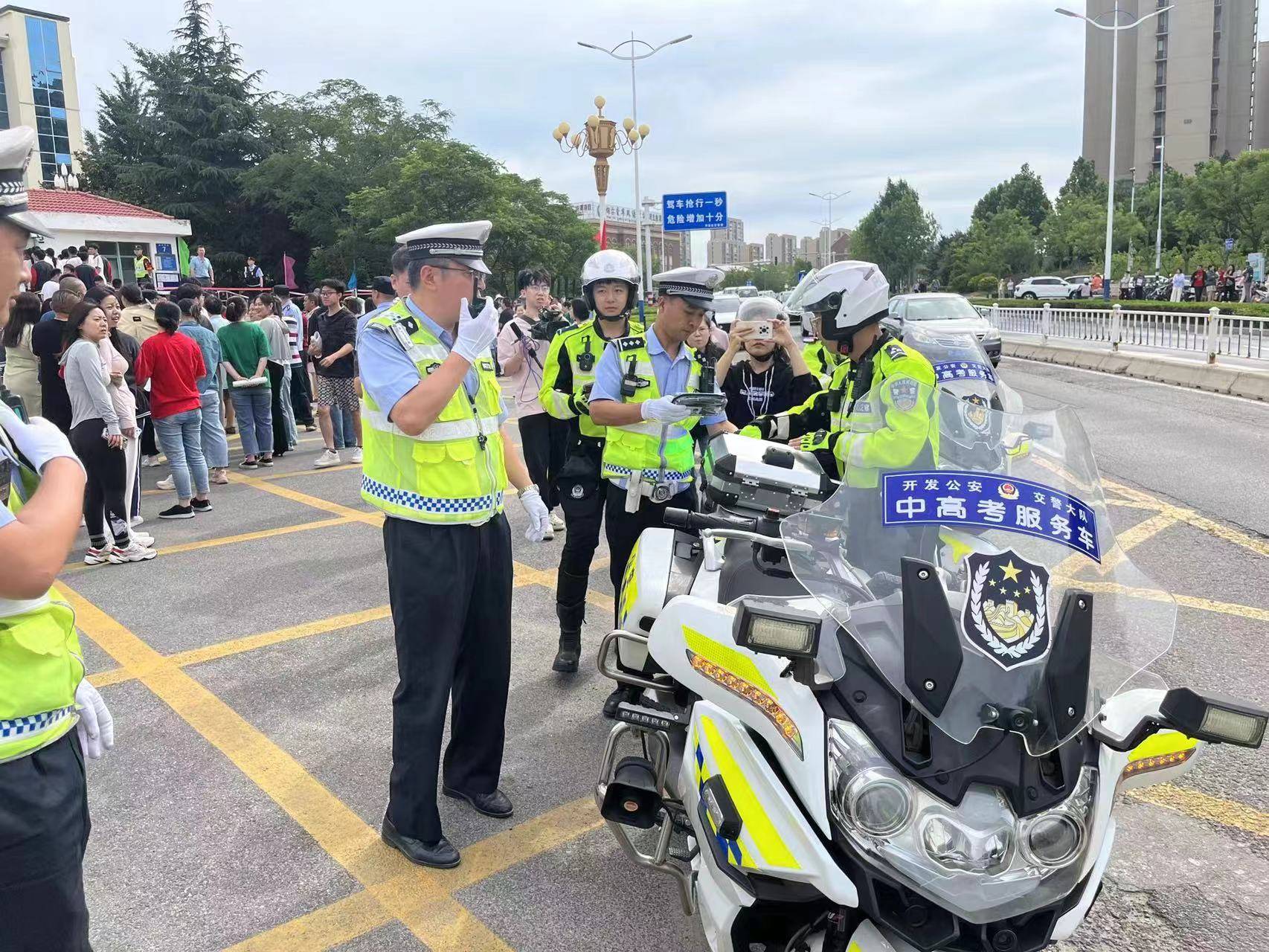 考生忘带准考证 烟台交警助力取证“赶考”