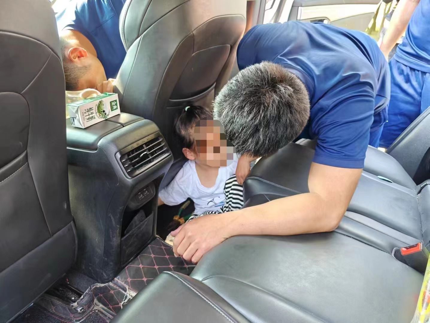 小女孩手卡座椅导轨内，烟台消防员暖心救援