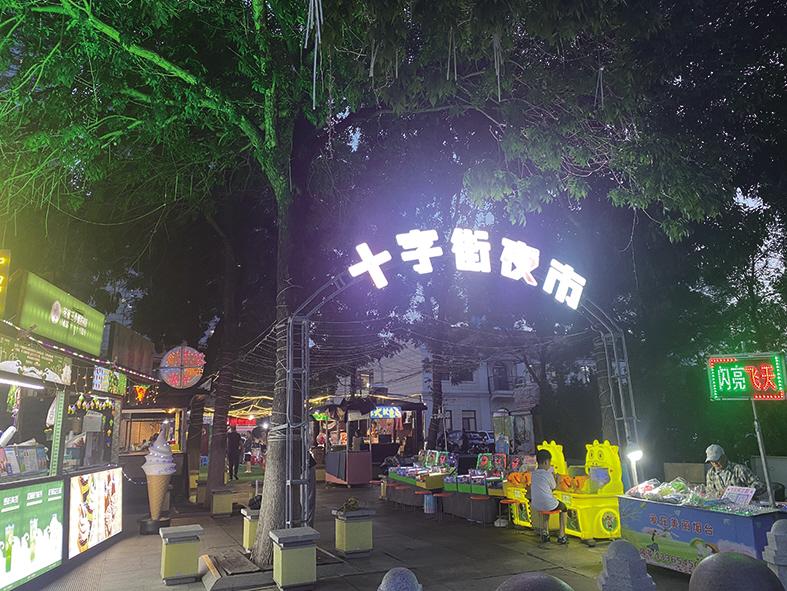 十字街夜市一小吃摊故意遮挡价格牌 芝罘区市场监管局：举报属实，罚款100元