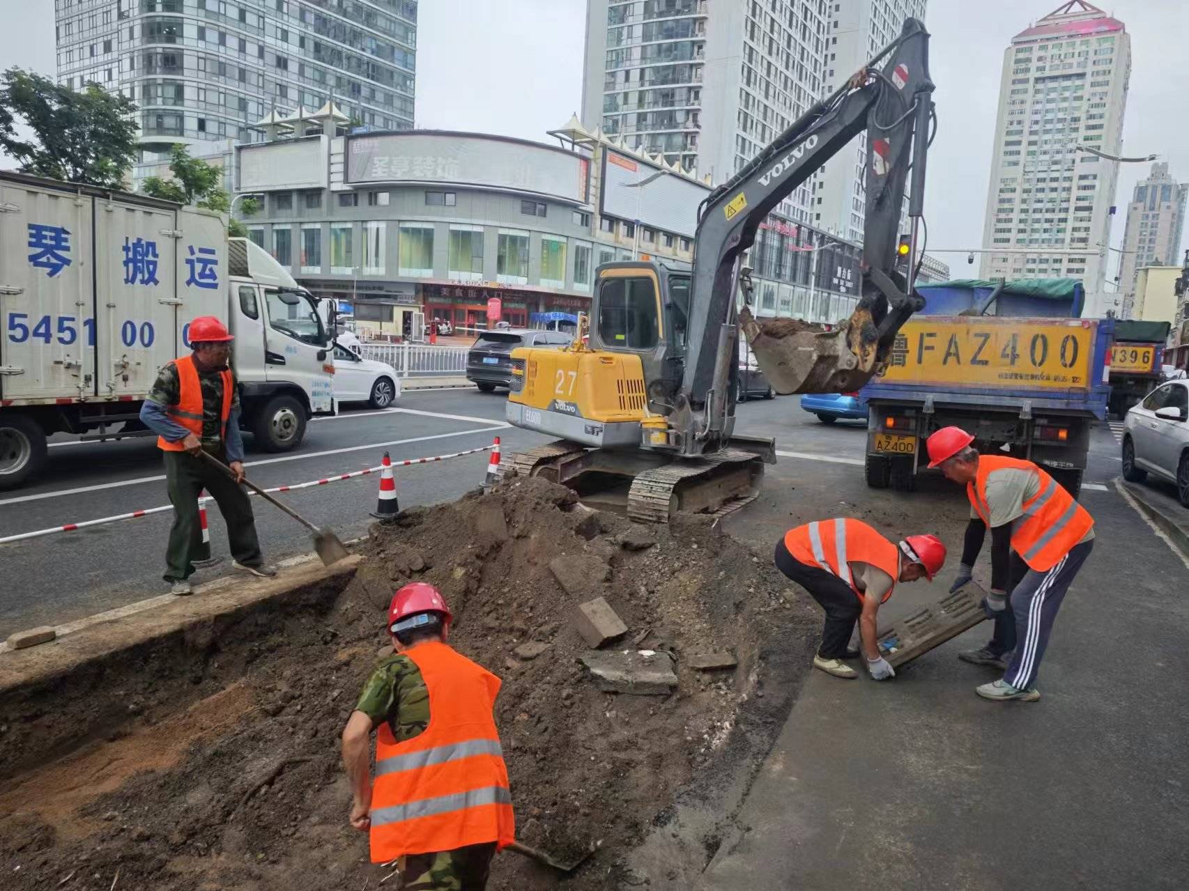 打通堵点，芝罘区二马路车行道绿化分隔带启动拆除