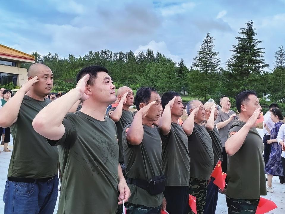 千盏星光灯照亮烈士墓碑