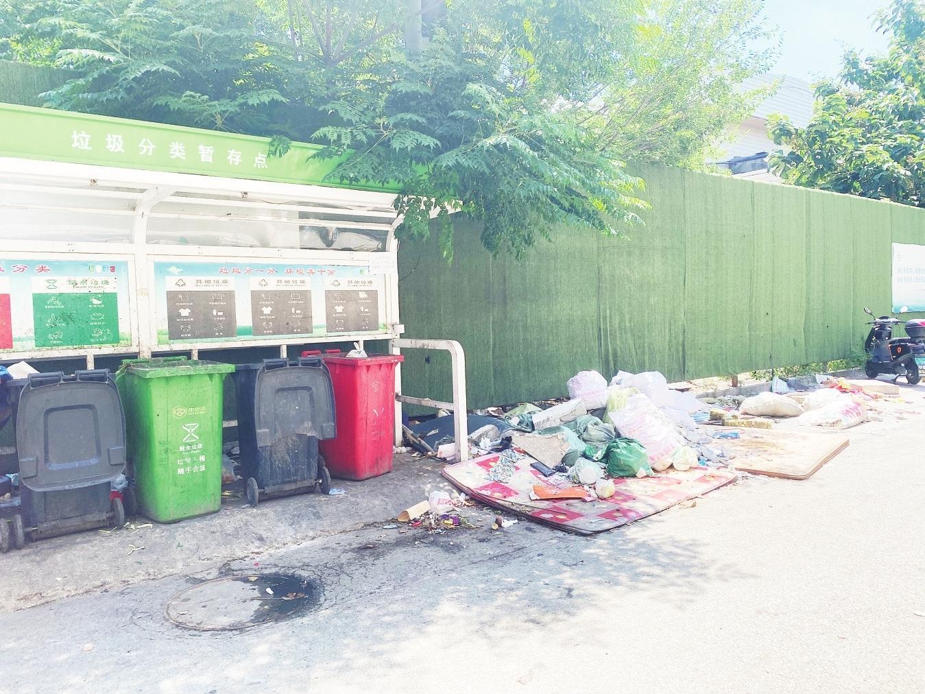 民意通|垃圾成堆 车辆难行 毓璜顶街道办事处：已设监控，将定期清理
