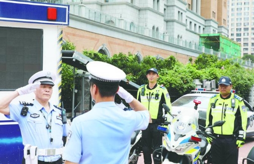 八一建军节 ，老民警杨松凯站好最后一班岗