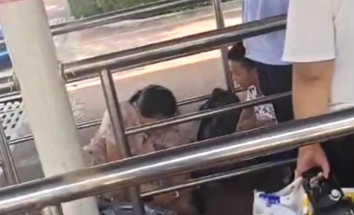 候车旅客突然晕倒 他们开通急救通道