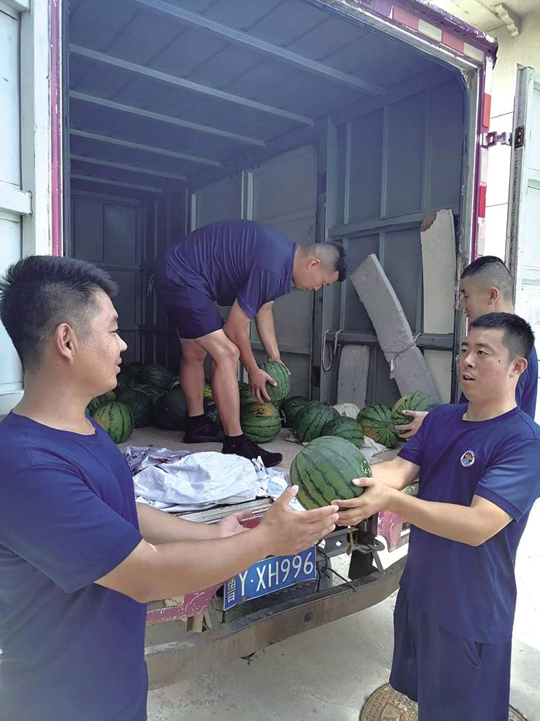 热心人连续三十年 给消防队员送“凉爽”