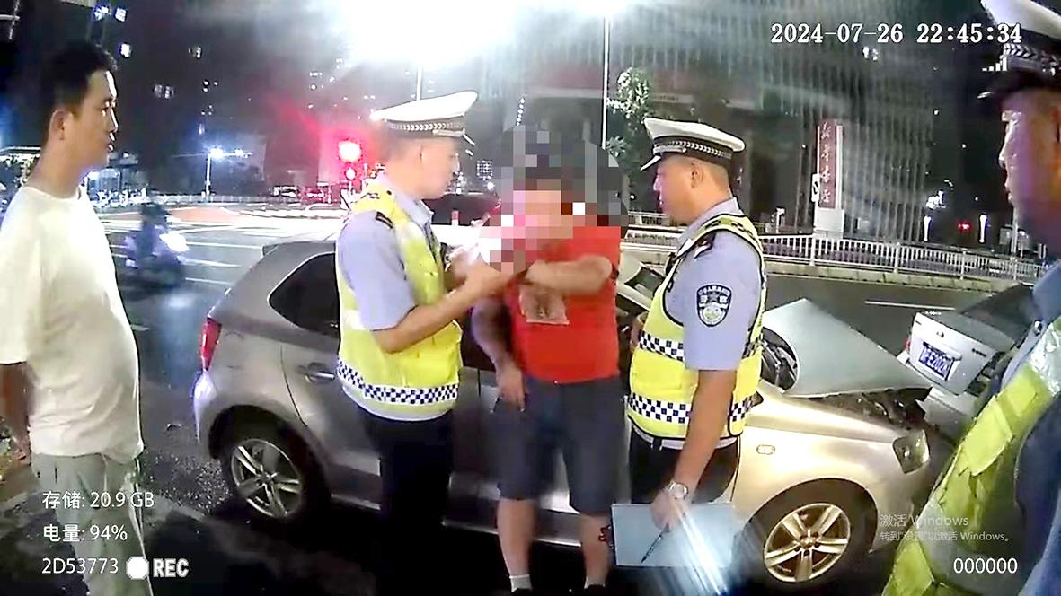 引发事故还对抗民警执法 醉驾司机被刑事拘留