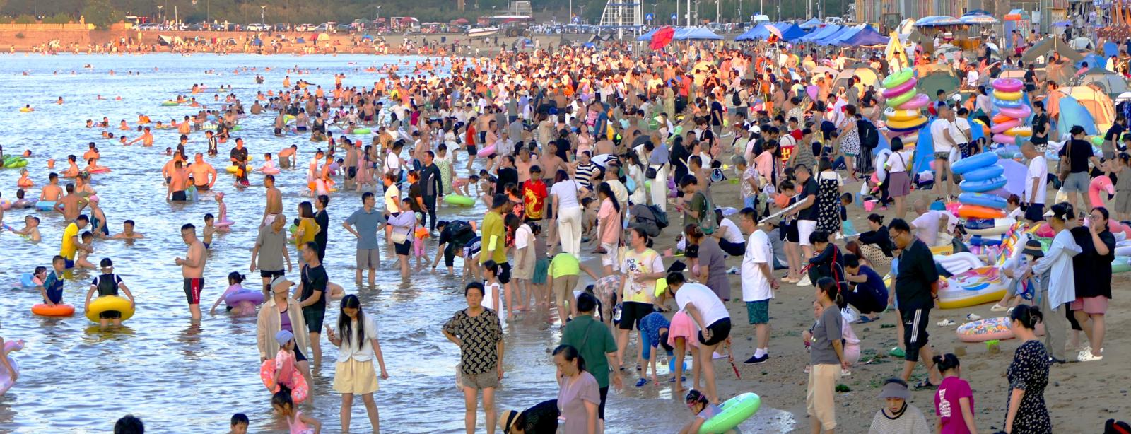 图片新闻|市民和游客扎堆海水浴场，亲水纳凉