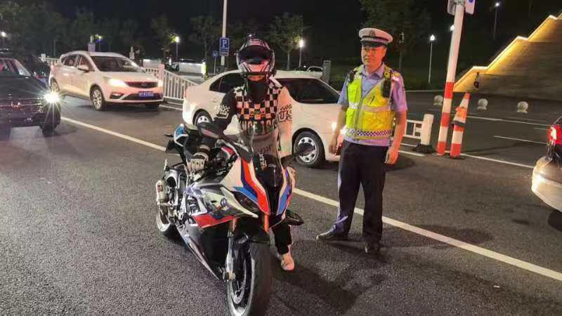 大功率摩托闯禁行、扰民“炸街”，烟台交警巧布局查纠