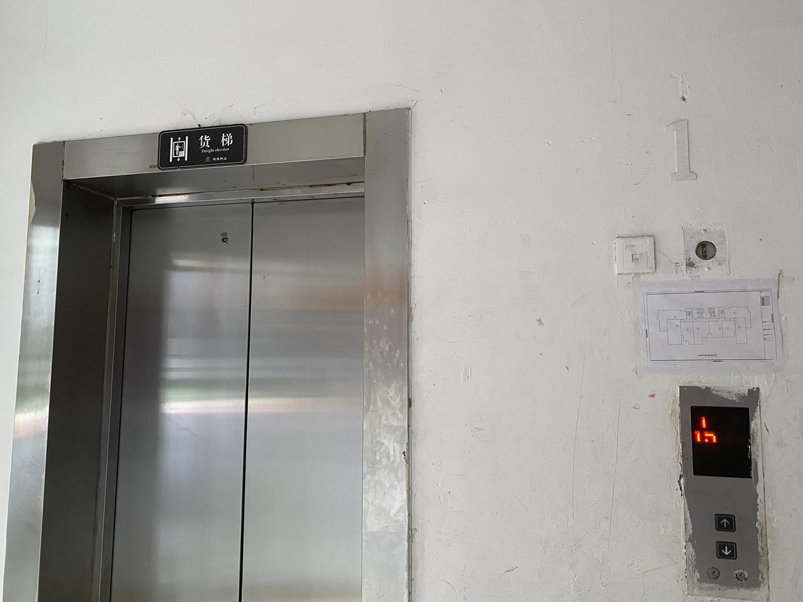民意通|芝罘区胜利小区D区电梯坏了两周没修好 业主挤货梯出行