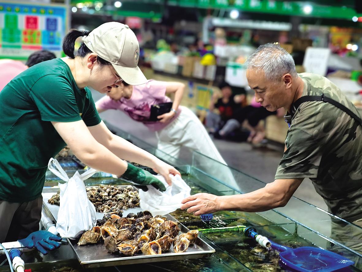 海鲜市场供应充足品种丰富 休渔期市民餐桌“鲜味十足”