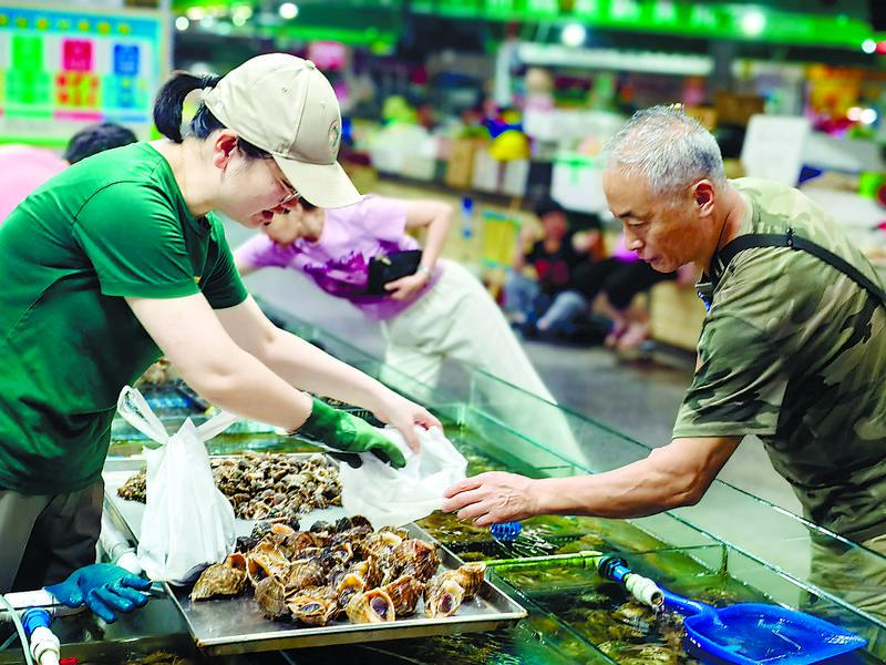 休渔期烟台海鲜市场种类丰富 市民餐桌鲜味十足