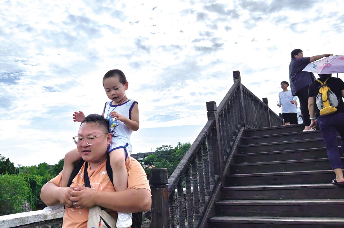 图片新闻|陪着孩子游览祖国大好河山