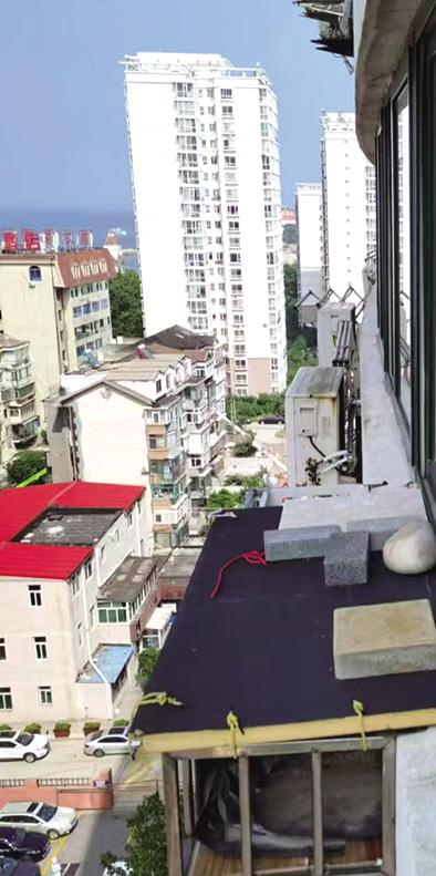民意通|芝罘区闻海公寓12楼阳台顶棚上放着砖头 居民：存在安全隐患