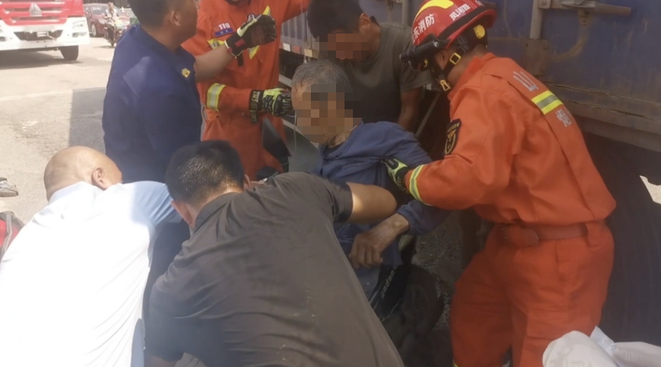 大货车右转撞上直行电动车 烟台消防紧急救援