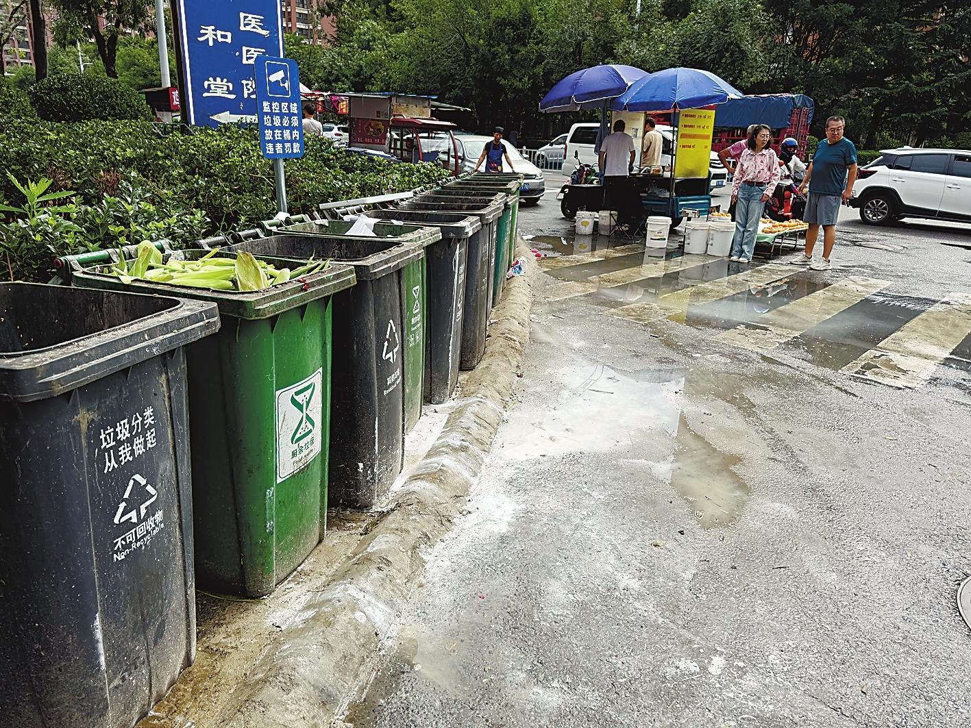 民意通|莱山区上海滩小区附近垃圾箱外溢污水横流 市民盼加大清理力度