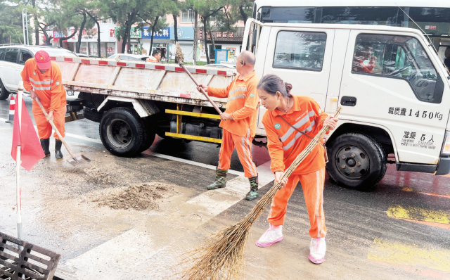 雨后修复忙 养护不停歇