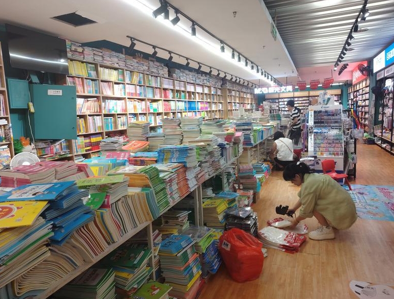 烟台教辅文具热卖市场迎来“开学热”