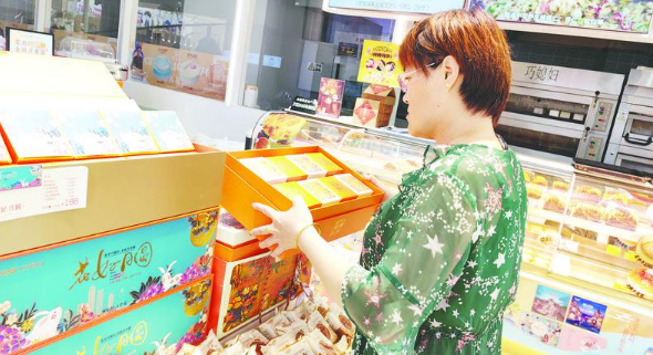 今年月饼市场主打健康理念 低糖、现烤受市民青睐