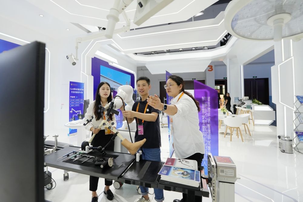 奋进强国路 阔步新征程｜打造新动能 释放新活力——新中国成立75周年服务业发展成就综述