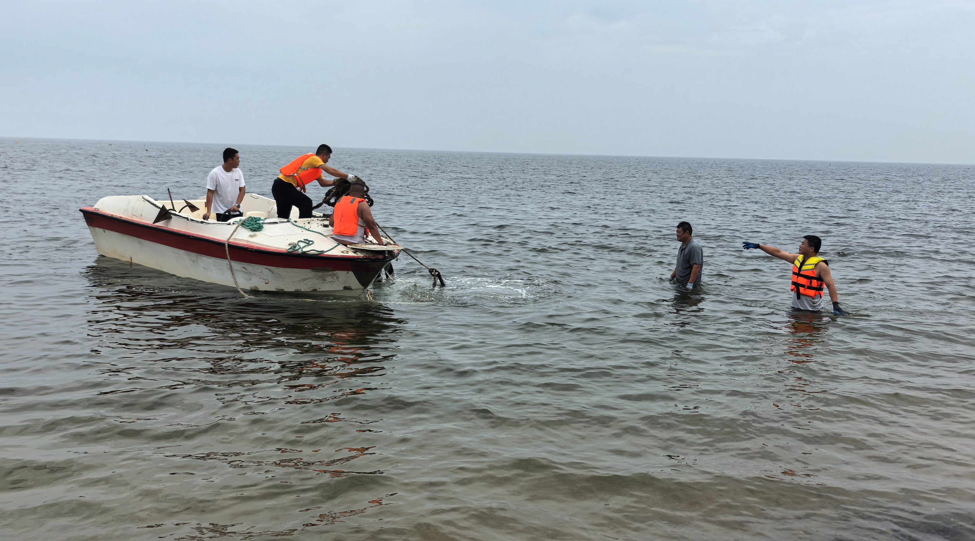 烟台市区海水浴场泳区今起关闭