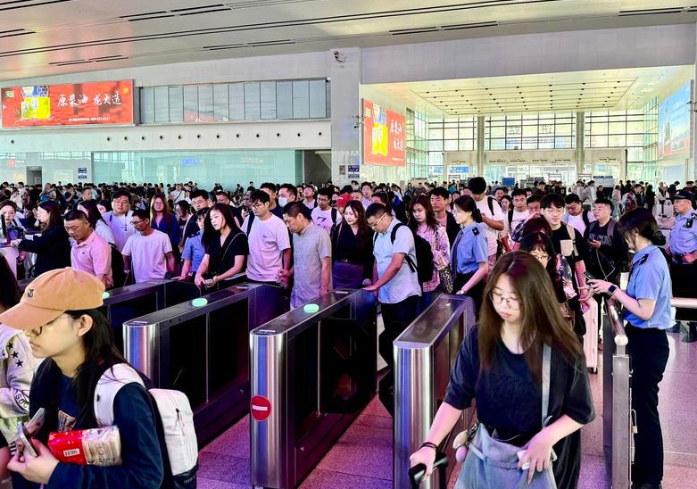 国庆假期，烟台车务段发送旅客近120万人次