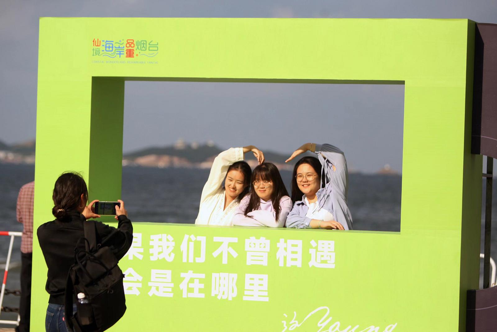 图片新闻|2024烟台红酒海岸艺术展演系列活动在滨海广场举行