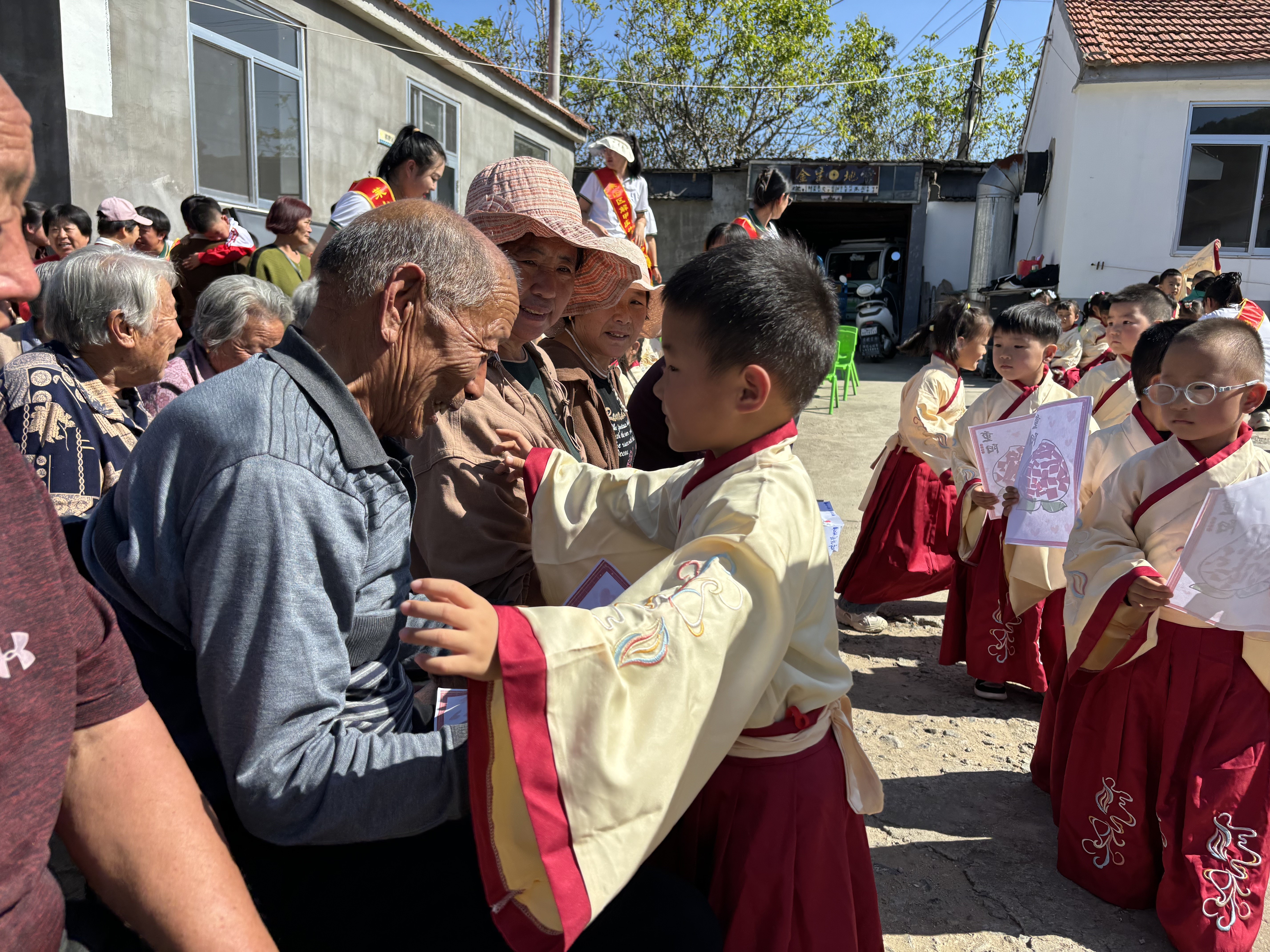 “童心敬老，爱满重阳” 莱山区解甲庄幼儿园走进冶头村