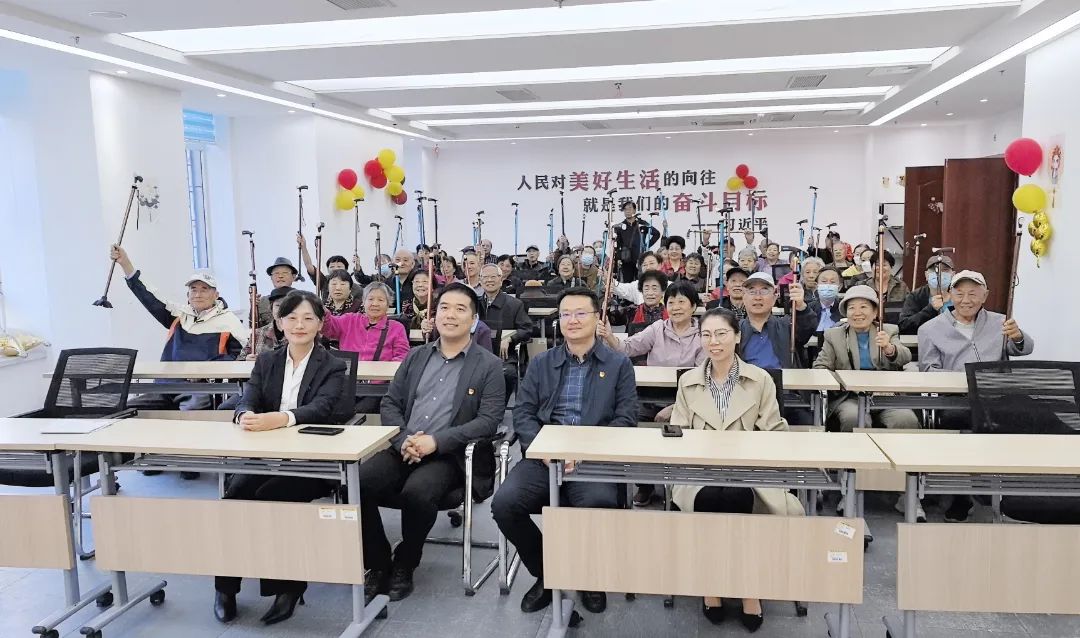 真贴心！烟台这个社区的75周岁以上老人领到“闺女拐杖”了