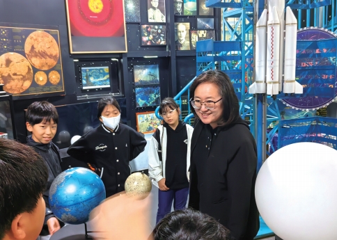 烟台韩国学校师生参观鲁东大学天文台