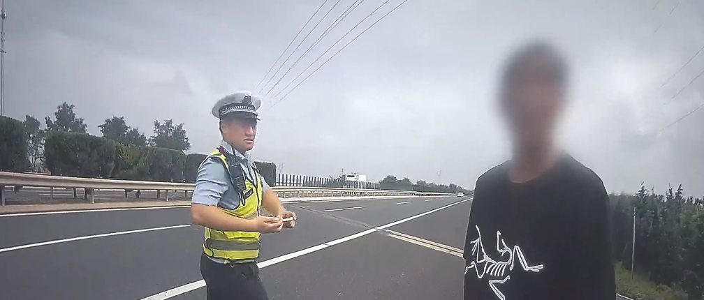 啥情况！老人高速拦车，被直接送到莱州收费站