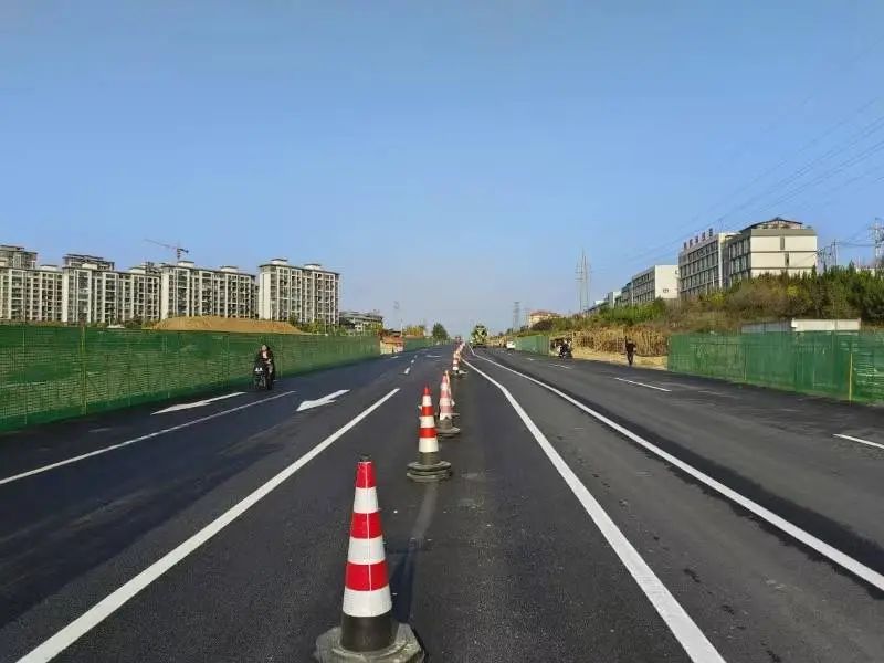 紫东路至荣乌高速段连接线（港城西大街）主路全幅通车