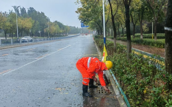 今晨烟台降雨，已出动370余名防汛人员