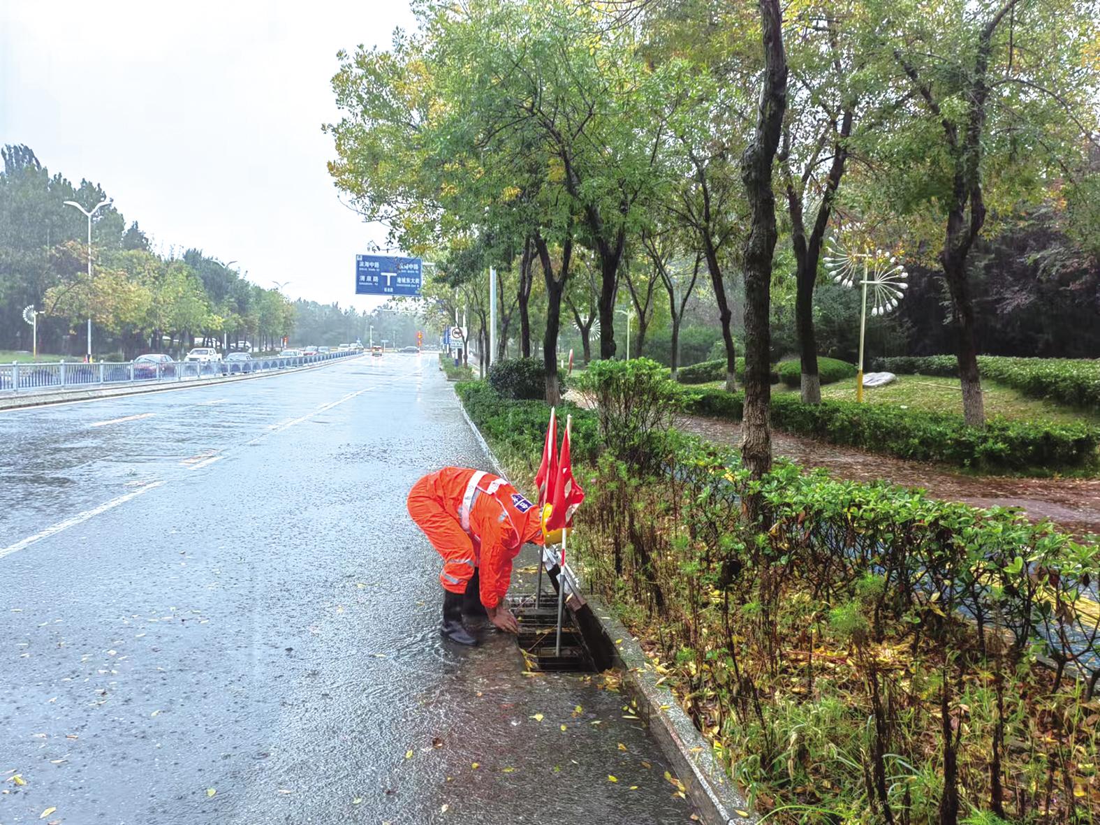 烟台市800余名防汛队员雨中坚守保安全