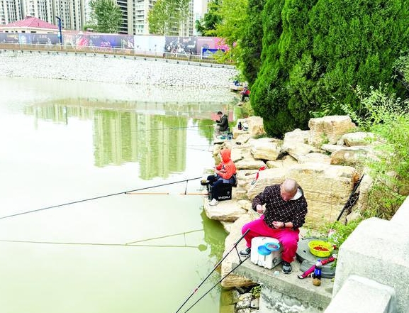 无视“禁止垂钓”规定 凤凰山水库岸边经常有人钓鱼