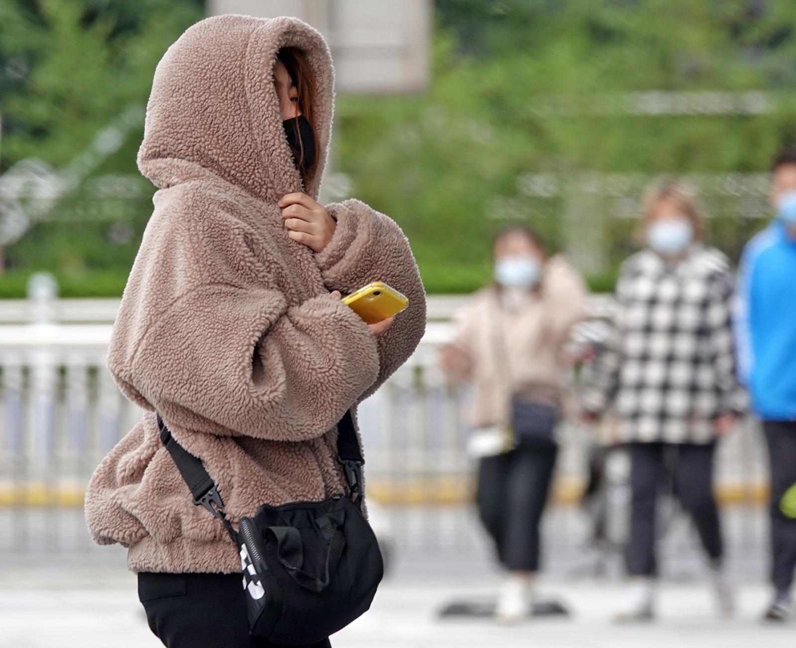 寒潮来了，“保暖经济”热了 羽绒服冲锋衣畅销，“贴秋膘”牛羊肉热卖