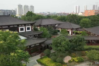 位于济宁南池公园之中的乔羽艺术馆，珍藏着他的生平事迹与创作手稿，每一份展品都透露出他对音乐的热爱与执着。