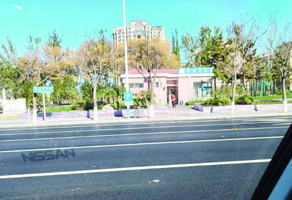 港城西大街现“P10分钟”标志 便民标志，可临时停车如厕