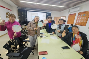 【烟台市首届大学生为老志愿服务项目邀请赛】巧手慧心 指尖生花 山东商务职业学院开展漆扇制作志愿服务行