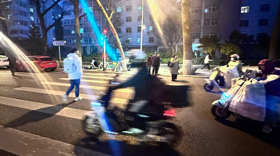 闯红灯、超速、逆行……如何管住狂飙的“小电驴”？
