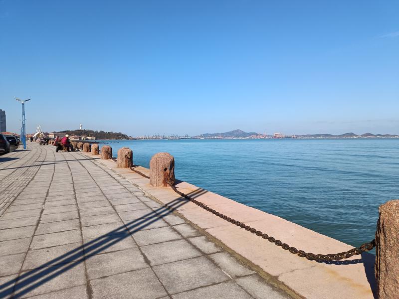 滨海北路海边护栏铁链多处锈蚀断裂垂到地面，市民：安全隐患大