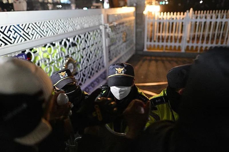 紧急戒严令6小时后解除 这一夜，韩国发生了什么？